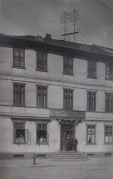 Wohn- und Geschäftshaus Praesent an der Gudesstraße 1 um 1890