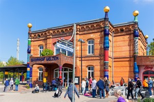 Hundertwasser-Bahnhof Uelzen mit Touristen vor dem Eingang