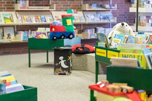 Die Kinder-Ecke in der Stadtbücherei mit Spielzeug und Kinderbüchern