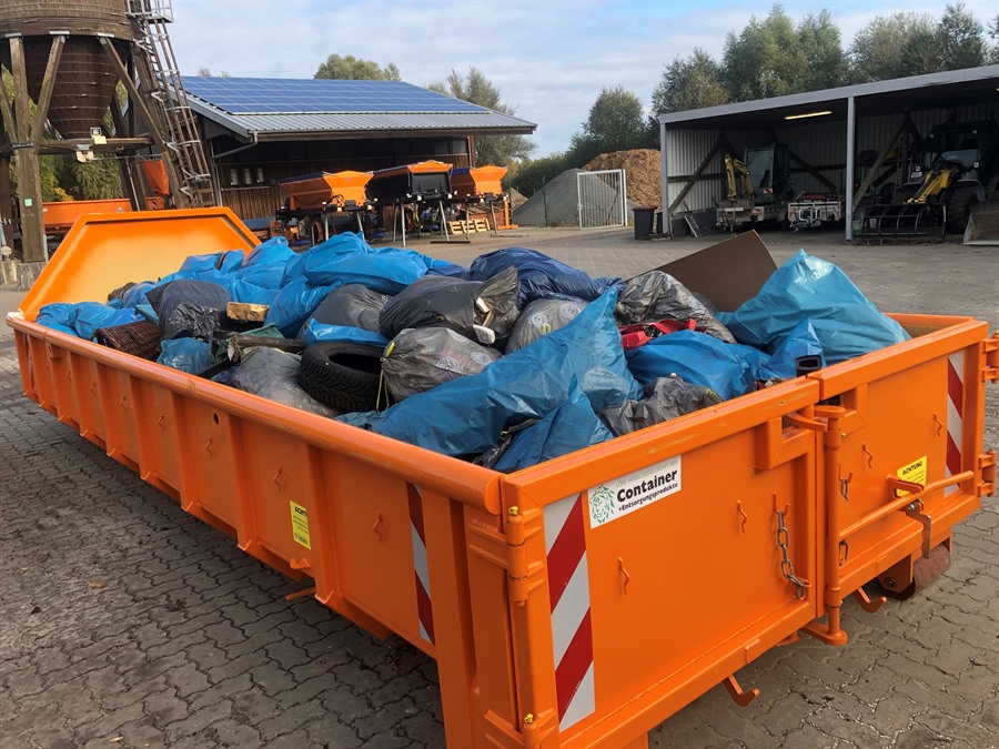 Ein großer, orangener Container voll mit gesammeltem Müll steht auf dem Gelände der Betrieblichen Dienste Uelzen