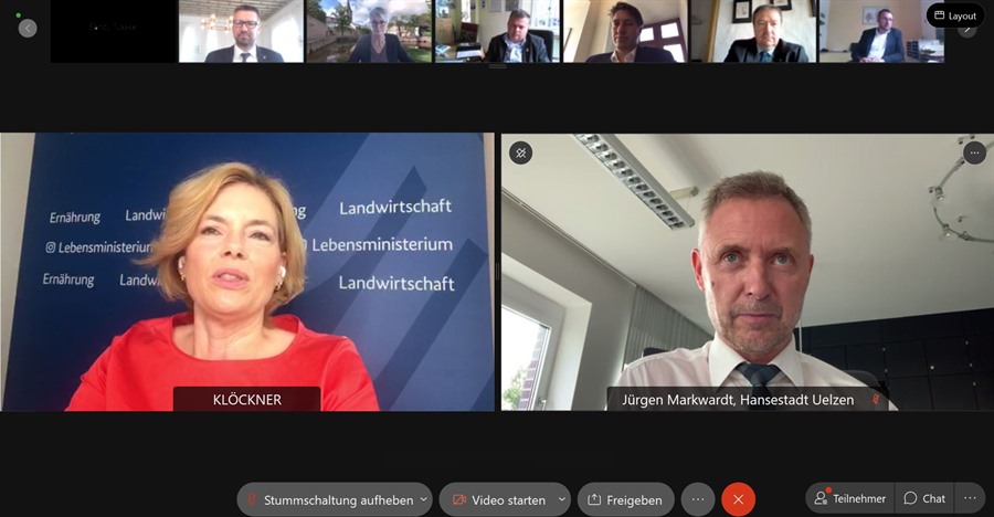 Screenshot der Videokonferenz: links ist Bundesministerin Julia Klöckner und rechts Bürgermeister Jürgen Markwardt zu sehen. Oben sind in einem kleineren Format weitere Teilnehmer aus verschiedenen Städten zugeschaltet.