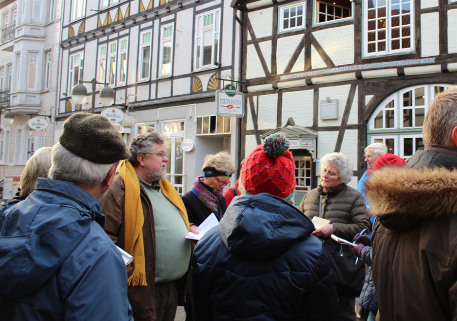 Besuchergruppe vor historischen Fassaden der Hansestadt Uelzen.