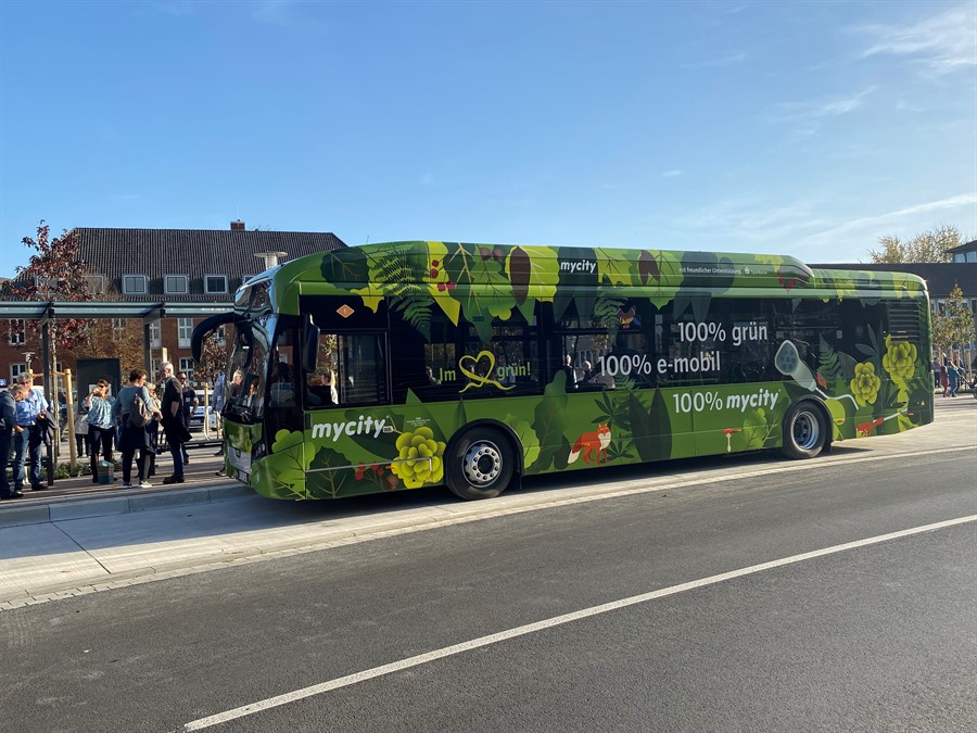 Frisch-farbenfrohe Waldmotive zieren den neuen E-Bus.