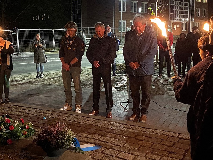 Fotos (Hansestadt Uelzen): Bürgermeister Jürgen Markwardt (Mitte) und Propst Jörg Hagen legen gemeinsam mit den Pfandfindern einen Kranz zum Gedenken der Opfer der Reichspogromnacht nieder.
