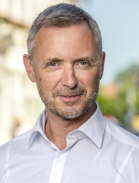 porträtfoto von Jürgen Markwardt. Er trägt ein weißes Hemd.