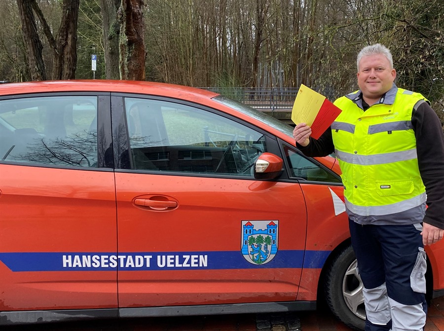 Foto Hansestadt Uelzen: Roland Scholz, Mitarbeiter der Betrieblichen Dienste, verteilt im ersten Schritt gelbe Karten für Anliegende, die angrenzende öffentliche Flächen nicht sauber halten. Bringt diese nichts, folgt die Rote.