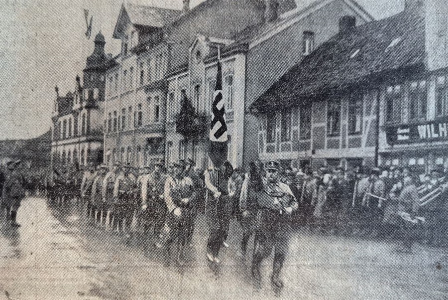 Foto: AZ vom 07.02.1933, Bildunterschrift: „Vorbeimarsch eines SA-Sturms vor den Führern der vereinigten nationalen Verbände. Foto: Pagels.
