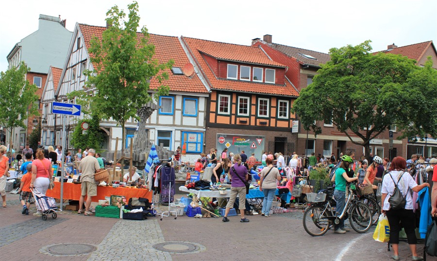 Flohmarkt mit Ständen am Schnellenmarkt, an denen sich Menschen umschauen.