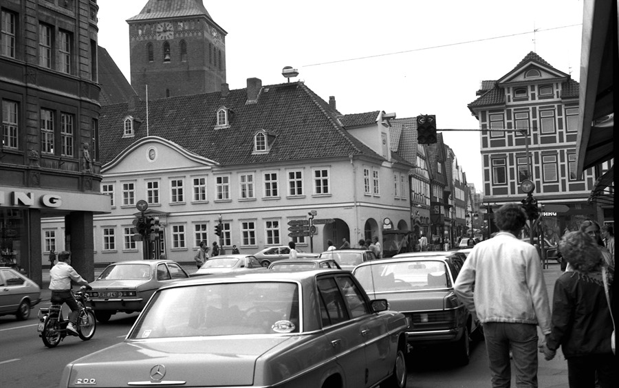 Ein schwarz-weiß Foto zeigt die Gudestraße im Jahr 1983. 